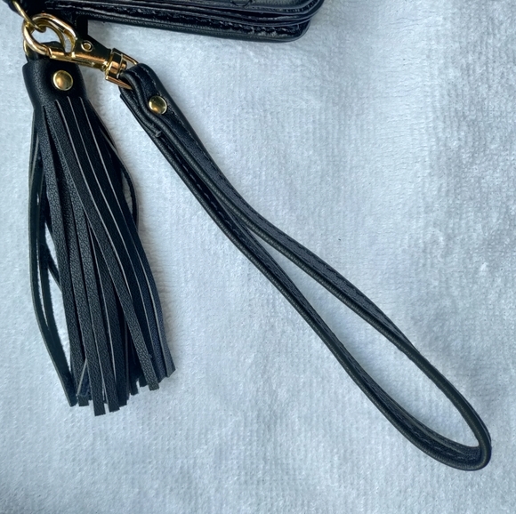 🆕Nanette Lepore | Quilted USB Cell Phone Charging Wristlet Wallet Black & Gold - Picture 8 of 16